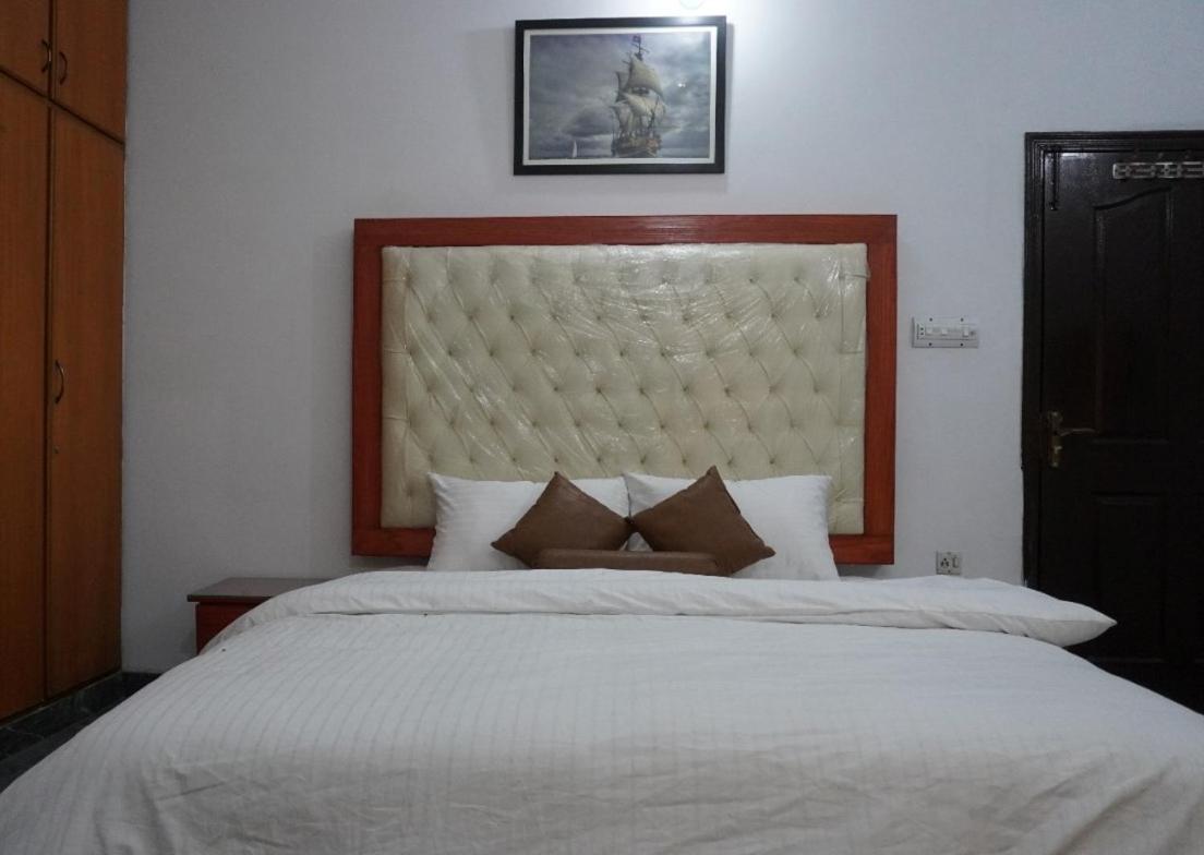 Family Guest House Lahore Near Airport Exteriör bild
