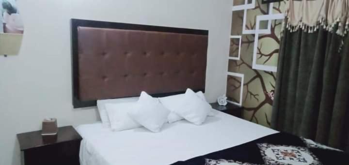 Family Guest House Lahore Near Airport Exteriör bild