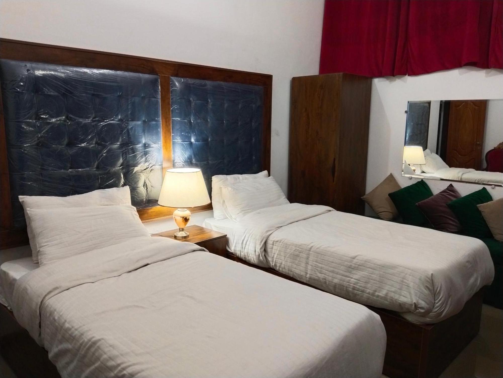 Family Guest House Lahore Near Airport Exteriör bild
